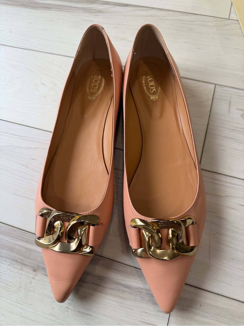 Tod's Peach-Pink Leather Pointed-Toe Flats with Gold Chain